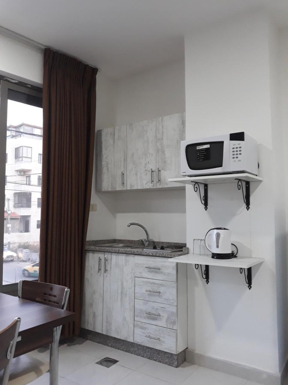 Furnished Apartments Near Mcdonald'S Al-Madina Al-Monawara St Amman Exterior foto